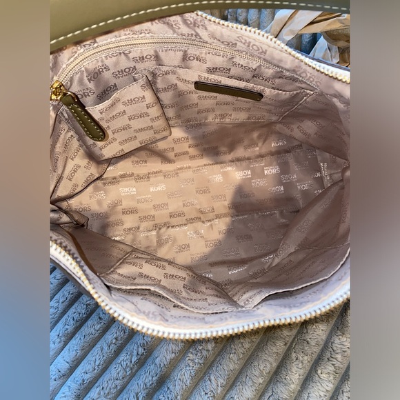 Michael Kors Aria Medium shoulder bag - Picture 5 of 11